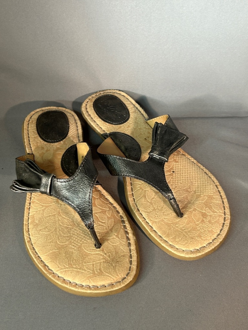 BOC Born Concepts Sandals Womens 8M Black Leather Bow Thong Comfort Flip Flops